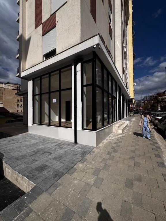 SUPER COMMERCIAL SPACE FOR RENT BY THE ROAD AT THE TIRANA PROSECUTOR'S OFFICE