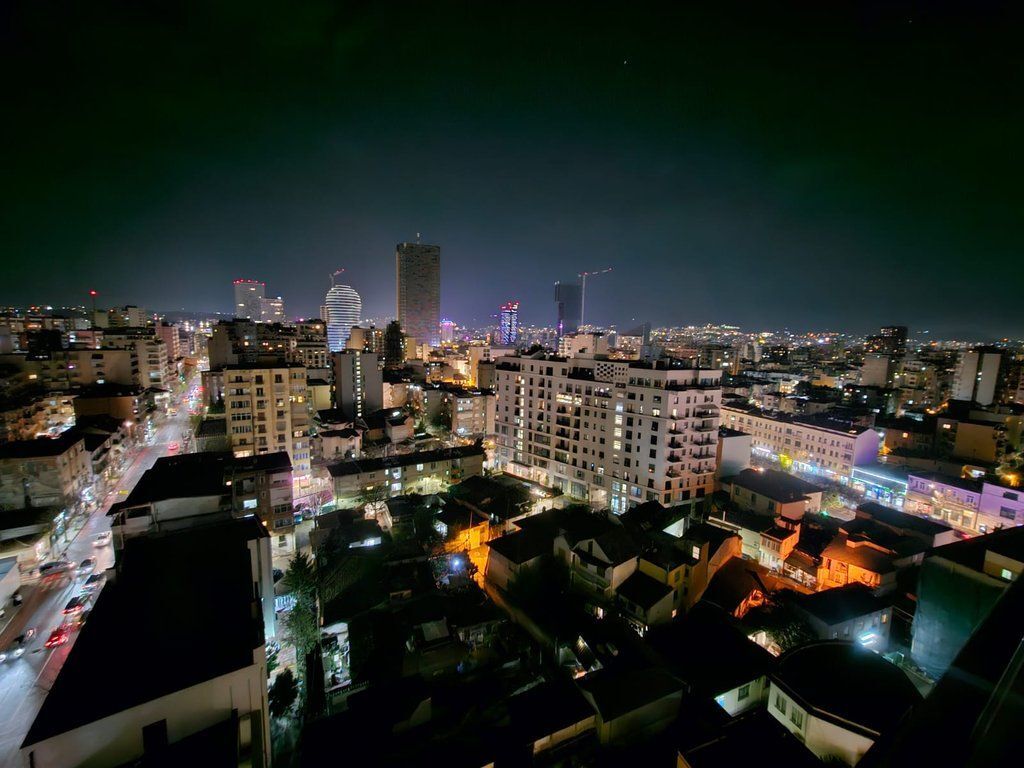 Appartamento moderno 1+1 in affitto più posto auto, con vista rivolta verso il centro di Tirana! 1.200 € /Mese Sup. Totale 82m2