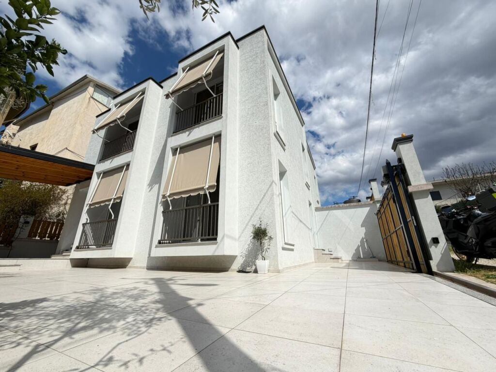 🏡 Vile me Qera 📍 Rruga Dalip Topi, Kodra e Priftit💰 Çmimi: 1000 € / muaj