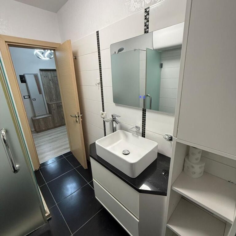 JEPET ME QIRA APARTAMENT 1+1+VERANDË - MEDRESEJA, TIRANË