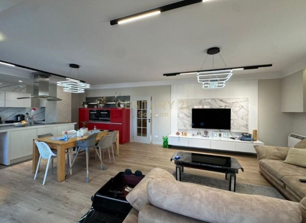 Apartament 3+1+2 me verandë për shitje