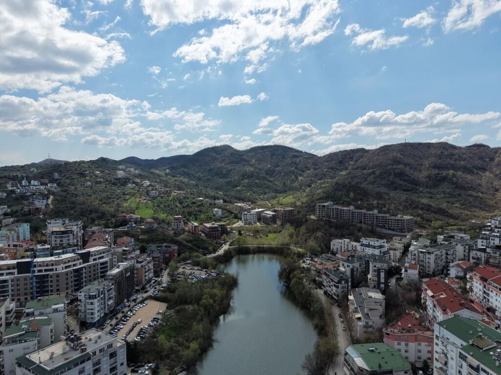 🏡 Shitet apartament 2+1 te Liqeni i Thate