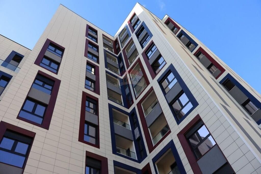 Shitet apartament 2+1 -Komuna e Parisit