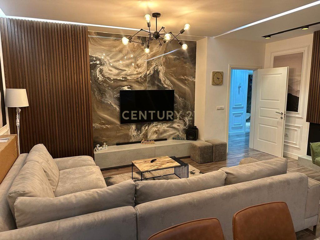 JAPIM ME QIRA APARTAMENT 2+1+2 NE QENDER TE DURRESIT PRANE PORTIT!