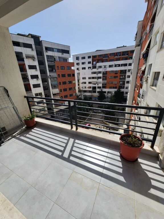 In affitto: Ultra 1+1 ( 📍Astir - Complesso Molla 🍏Vicino al Viale Migjeni) Con molta luce naturale, arredamento nuovo Prezzo 45.000 Lek/mese