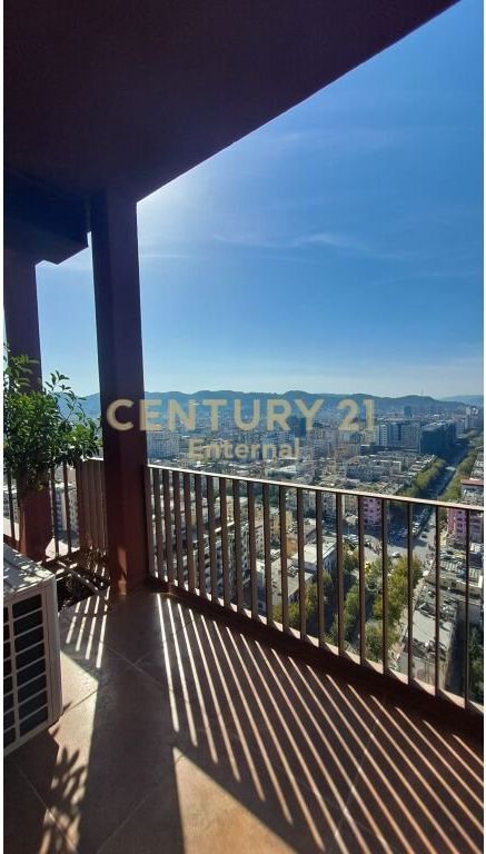 Ufficio 2+1+Parcheggio in affitto al Garden Building