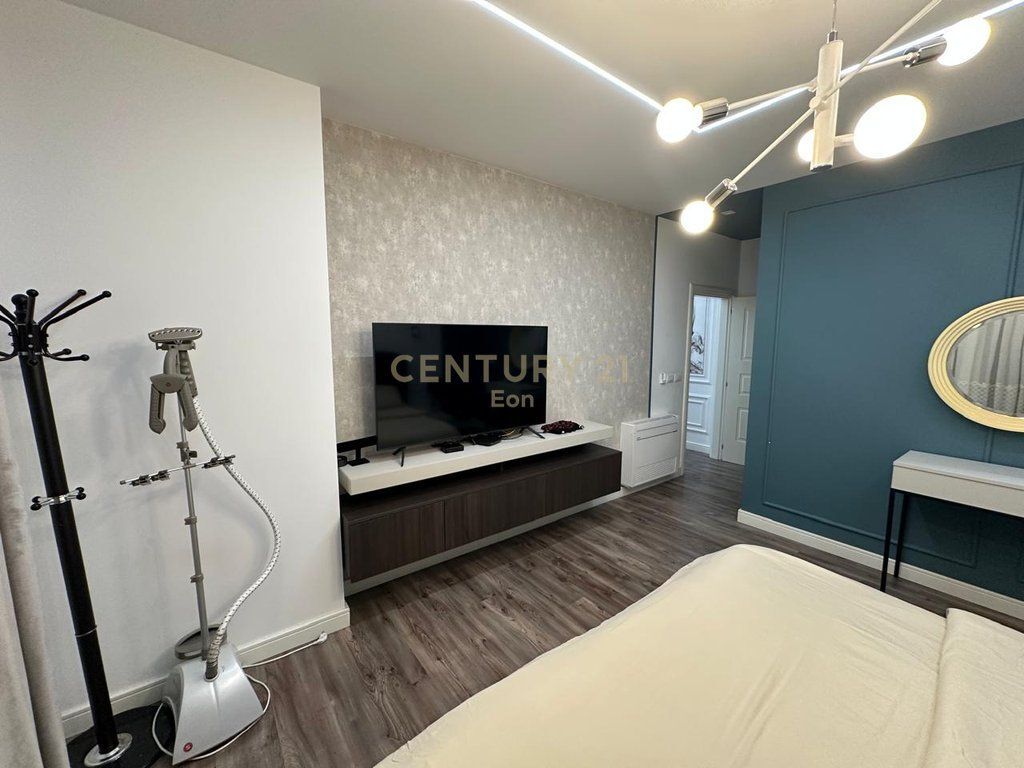 JAPIM ME QIRA APARTAMENT 2+1+2 NE QENDER TE DURRESIT PRANE PORTIT!