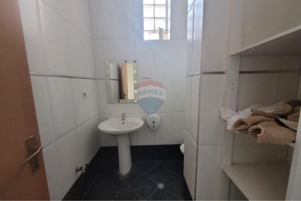 Zyrë - Për Qira - Myslym Shyri, Tiranë