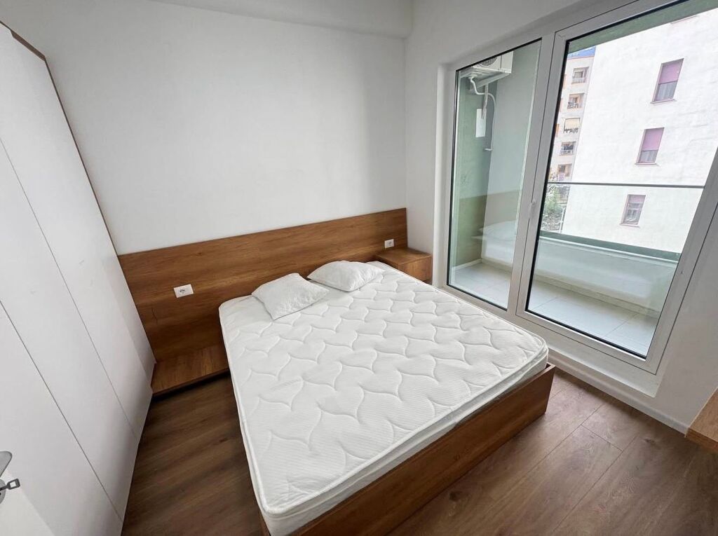 Jepet me qera apartament 1+1 Rruga ali demi