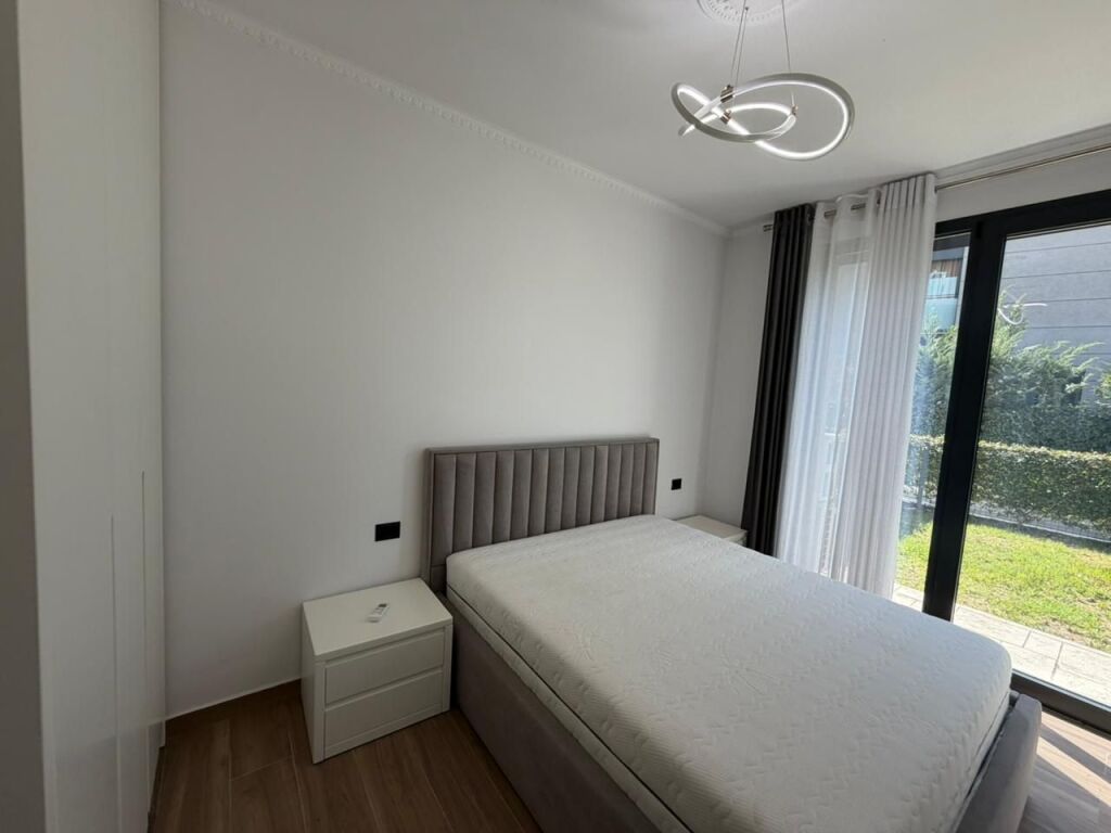 Apartament 1+1 + Parkim + Oborr në Residence tek TEG