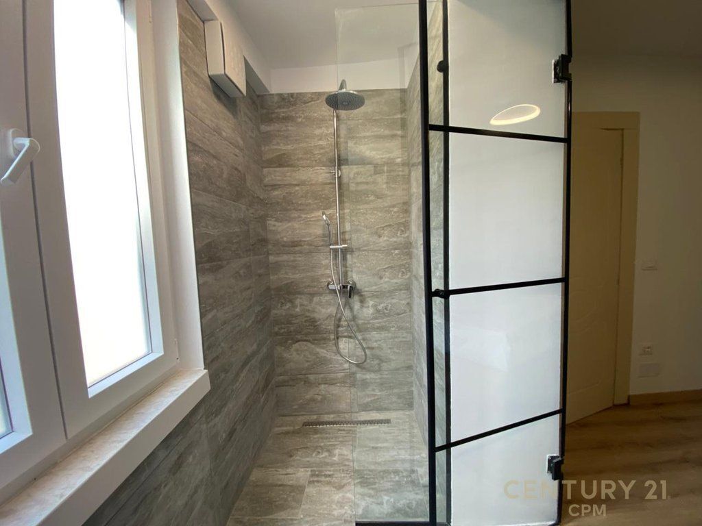 PRANE TREGUT ELEKTRIK DHE BLLOKUT TE AMBASADAVE JAPIM ME QIRA APARTAMENT 1+1+2 600 € /Muaj Sip. Totale  60m2