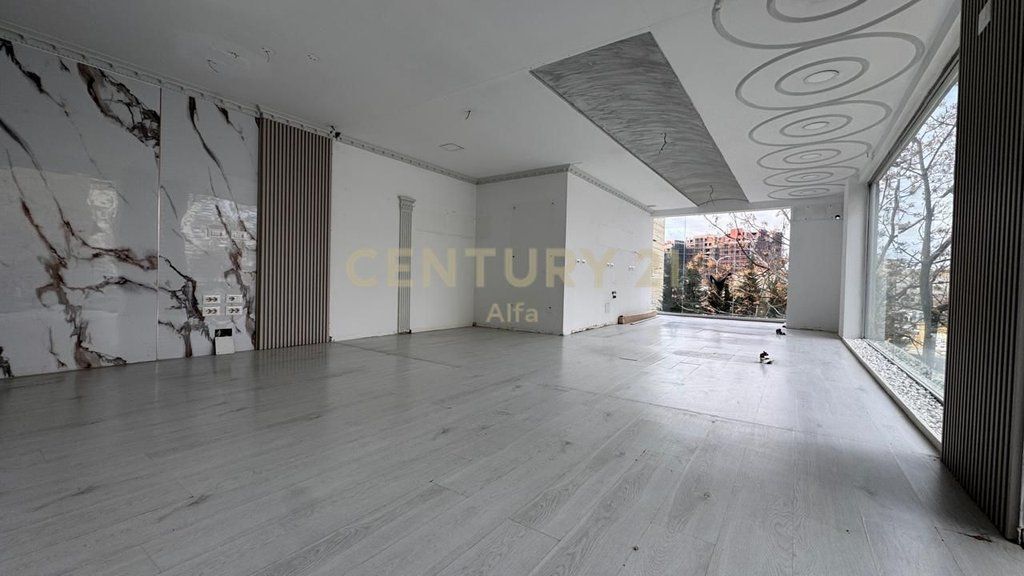 Jepet ambient komercial buze rruge prane 21 Dhjetorit! 1,050 € /Muaj Sip. Totale  72m2