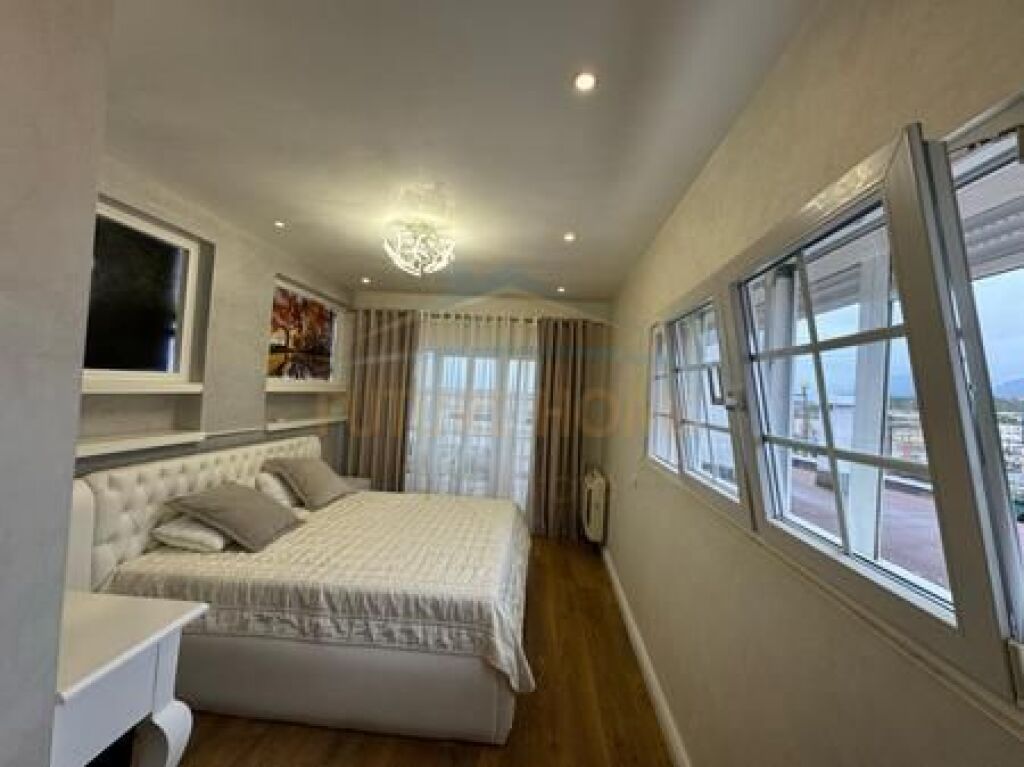 Shitet, Apartament 3+1+2 Poste Parkimi, Fresk