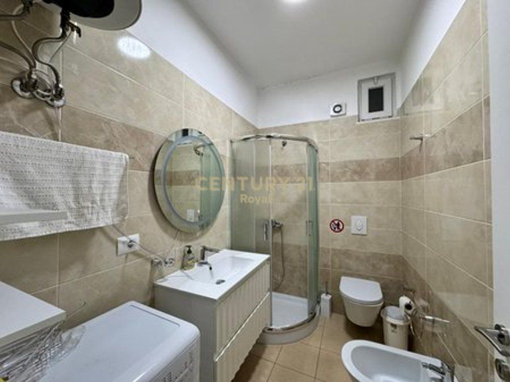Jepet me qera apartament 2+1 ne kinostudio ne nje kompleks te ri 700 € /Muaj Sip. Totale  100m2