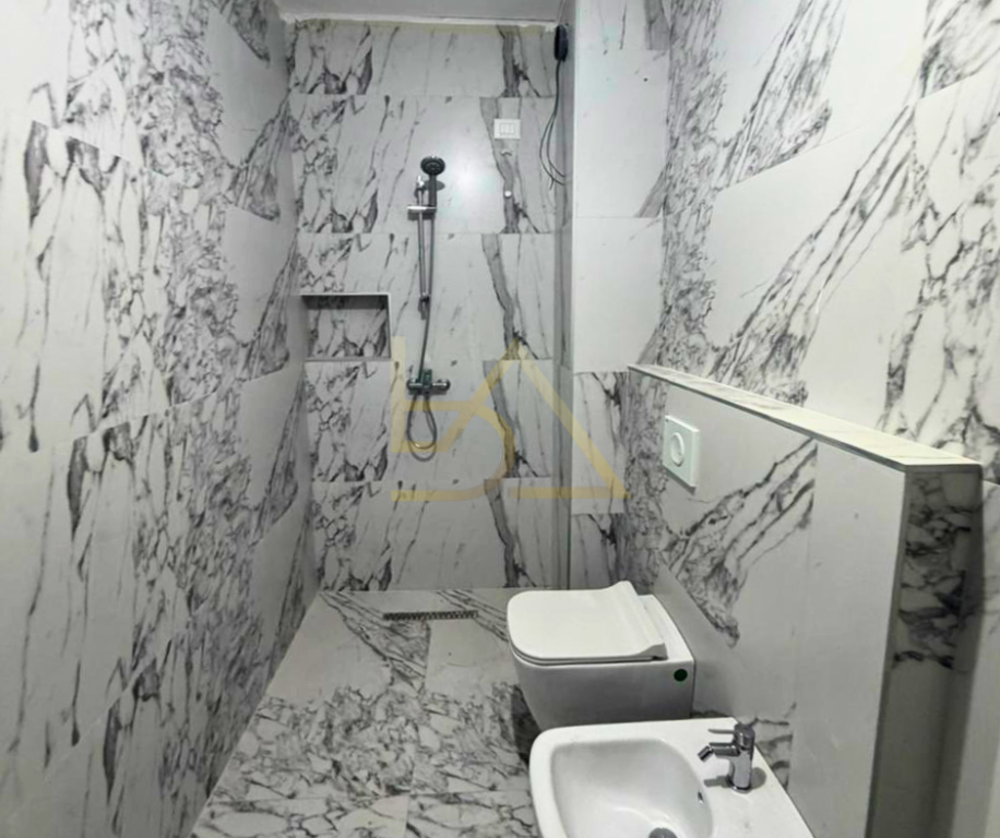 Shitet Apartament– Komuna e Parisit, Tiranë