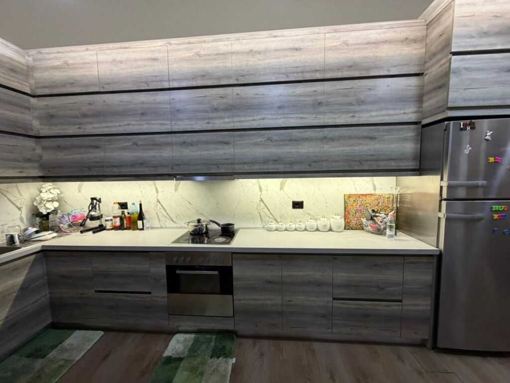 Apartament 2+1 ne shitje Komuna e Parisit ne Tirane