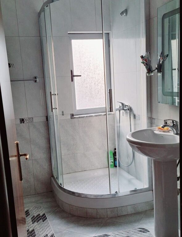 📌 Shitet Apartament 1+1 në Astir – Mundësi që vjen rrallë!