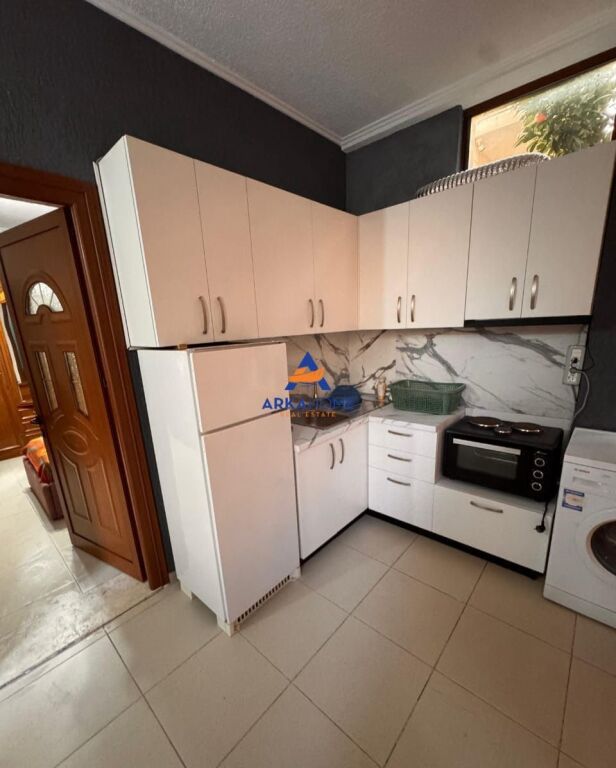 JEPET GARSONIERE ME QERA "PALLATET GRAND , RRUGA TODI SHKURTI, ALI DEM" 30000 LEKE