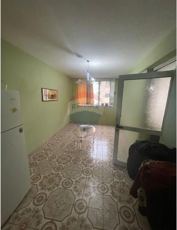 Shitet apartament 4+1 tek Irfan Tomini