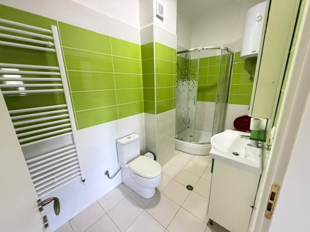 🏡 Jepet me qira 2+1   📍 Rruga Hamdi Sina, pranë Liqeni i Thatë 🌿💶 70,000 lekë/muaj (neto)