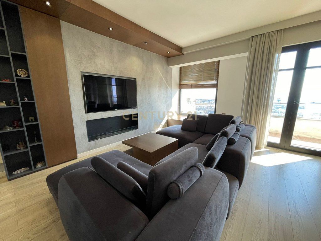 Apartament 2+1 Me Qira me Pamje Deti, Rruga e re e Portit, Durrës !