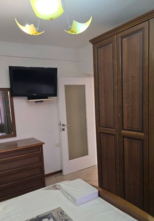 Jepet me Qira Apartament 2+1 – Përballë Medresesë !