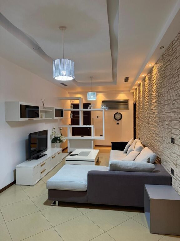 🏢Nella zona di Blloku, è in affitto un appartamento 2+1+2, arredato, 1.200 Euro