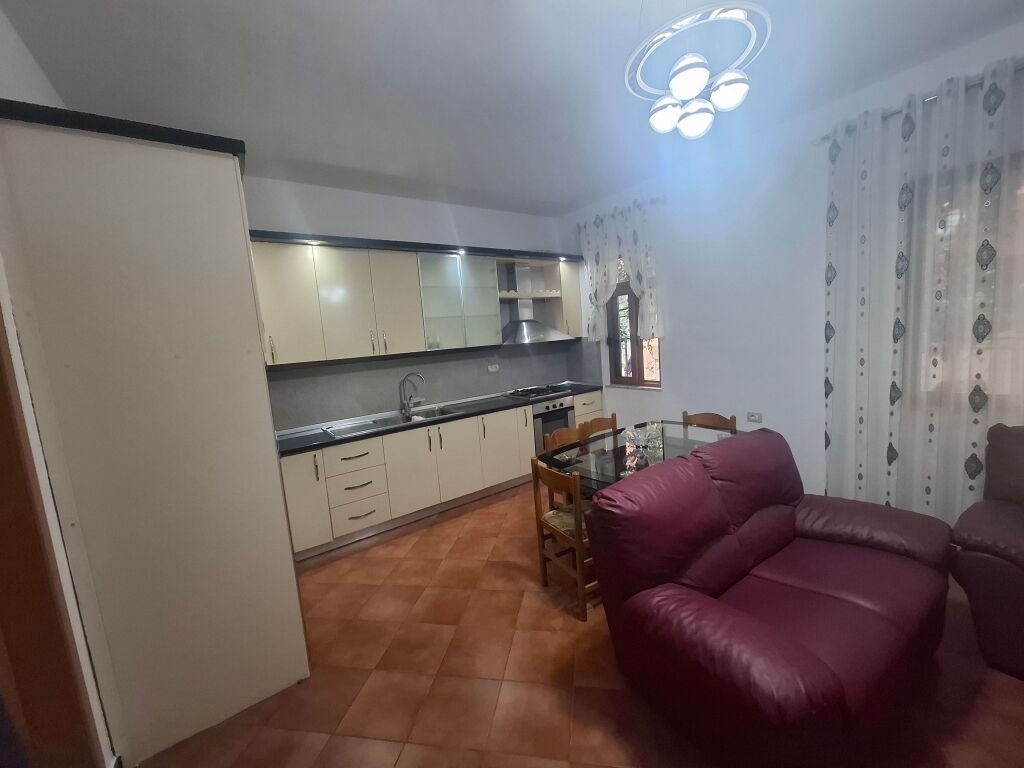 Jepet me qera banesë 1+1 shtepi private dhe post parkimi