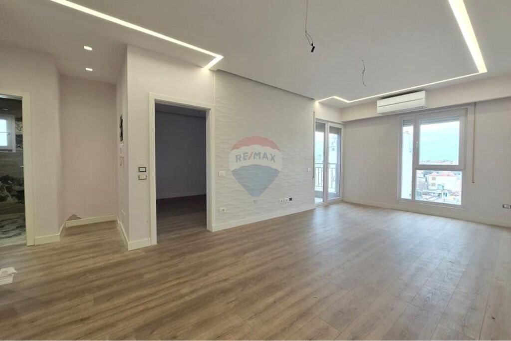 2+1 apartment for sale near the Red School, Pazari i Ri!