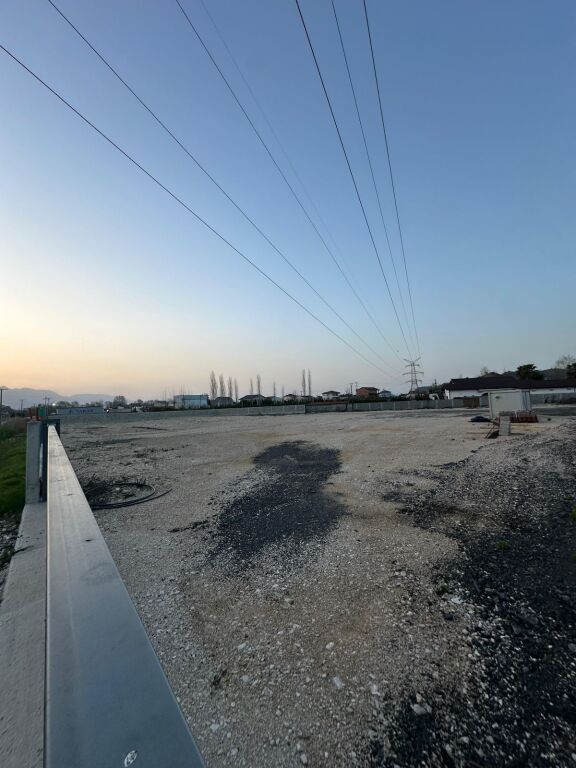 Jepet me qira tokë në Prezë, rruga e Aeroportit “Nënë Tereza”