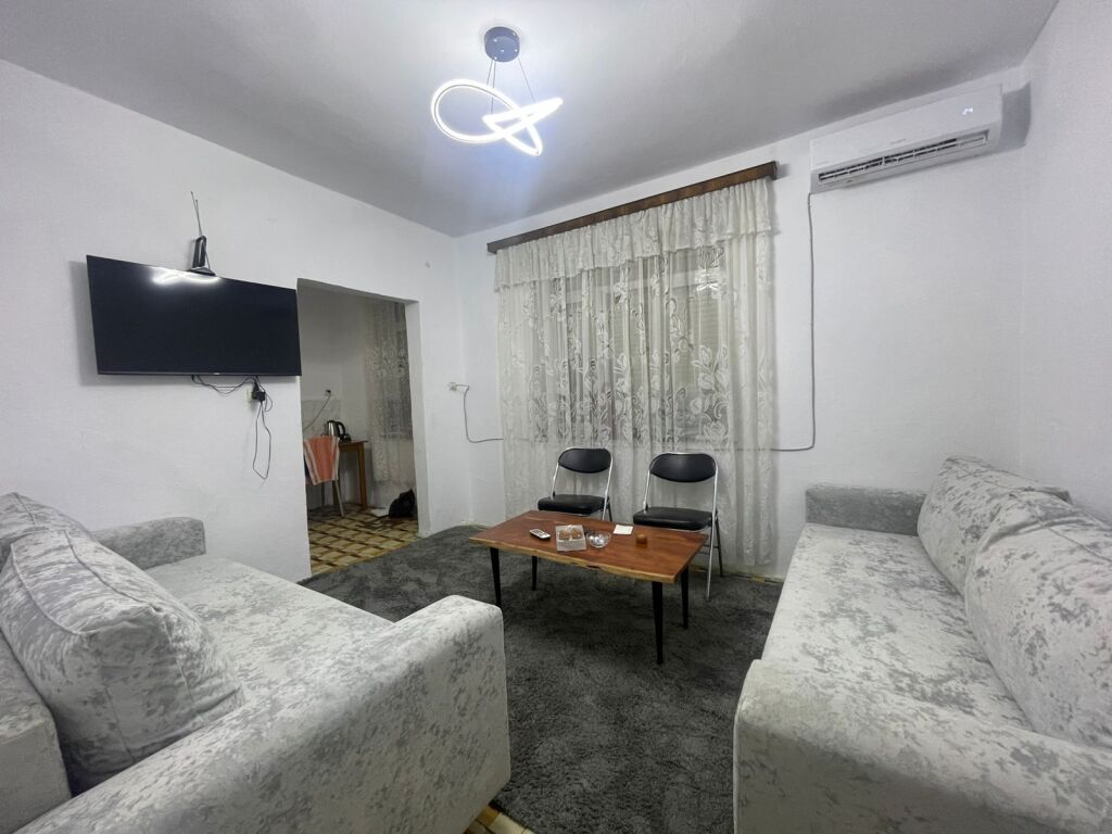 🏢Selvia,prane Bar Family  jepet me qera apartament 2+1,i mobiluar.50,000Leke
