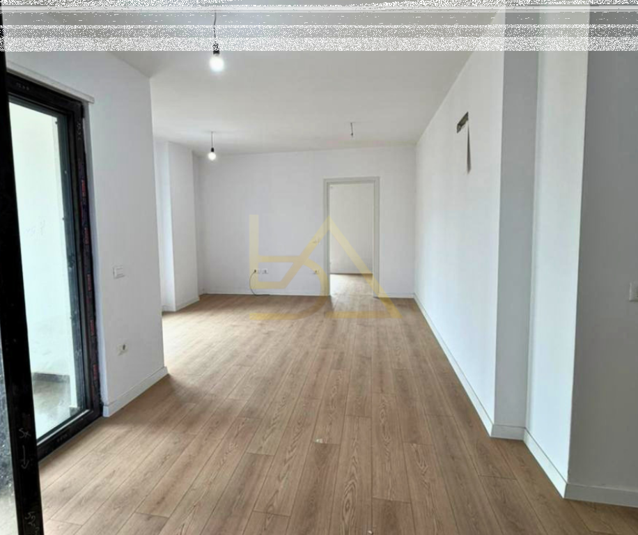 Shitet Apartament– Komuna e Parisit, Tiranë