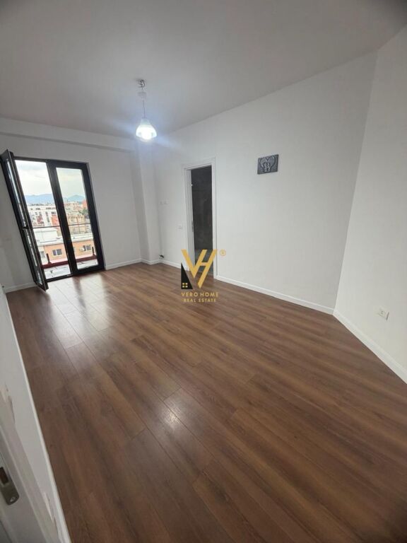 JEPET ZYRE 122 M2 ME QERA TE KOM.ARLIS, RR.DIBRES 60.000 LEKE