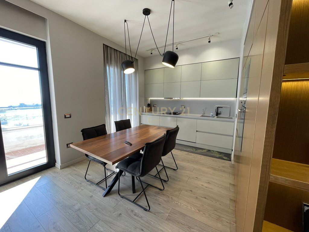 Apartament 2+1 Me Qira me Pamje Deti, Rruga e re e Portit, Durrës !