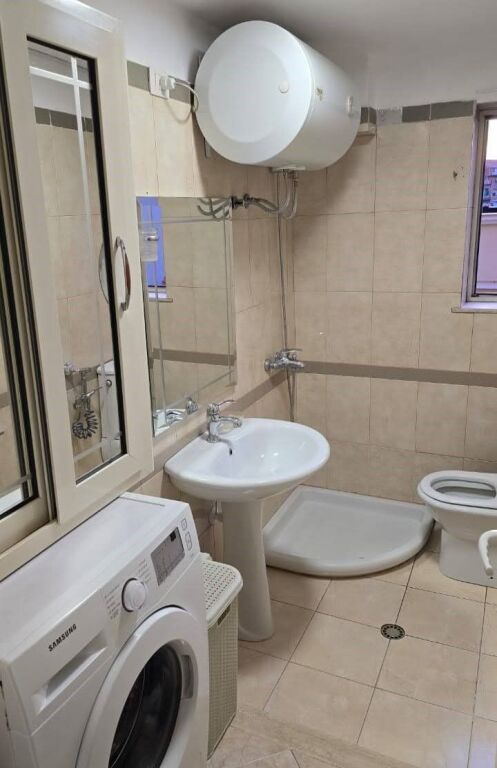 Jepet me Qira Apartament 2+1 – Përballë Medresesë !