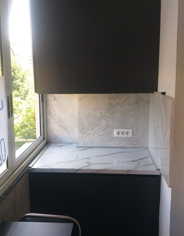 Jepet me Qira Apartament 2+1 – Përballë Medresesë !