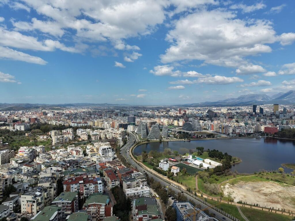 🏡 Shitet apartament 2+1 te Liqeni i Thate