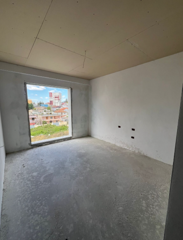 🏡 Shitet Apartament 2+1+2 – pranë Rrethit të Klanit