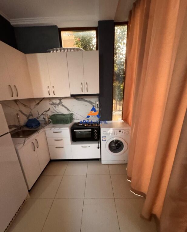 JEPET GARSONIERE ME QERA "PALLATET GRAND , RRUGA TODI SHKURTI, ALI DEM" 30000 LEKE