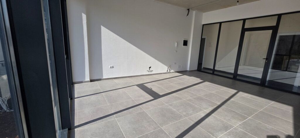 OFFICE FOR RENT 45 M2 BARRICADES STREET 800 EURO FH-65651