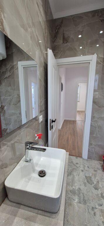 Shitet Apartament 2+1 buze rr.Bardhyl.