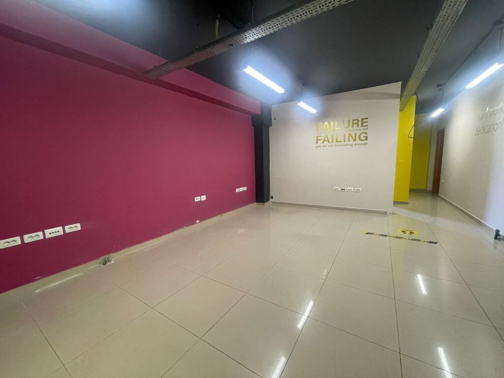 🏢Rruga e Dibres,Kompleksi Halili,jepet me qera ambient biznesi me sip 220m2 bosh 2,000Euro (Neto)