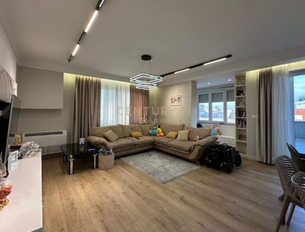 Apartament 3+1+2 me verandë për shitje