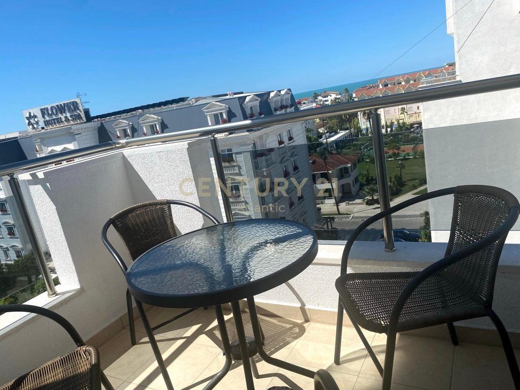 Apartament 1+1 në Plazh – Hekurudhë, Durrës Në katin e 2-të të një pallati me ashensor, shitet një apartament i investuar dhe i mobiluar me kujdes, gati për banim ose investim sezonal.  Detajet: • Zonë funksionale dhe e organizuar me stil • Dhomë ndenjeje e ndritshme me dalje në ballkon • Kuzhinë moderne e pajisur plotësisht me pajisje • Dhomë gjumi komode me mobilje të reja • Banjo moderne • Ndërtesë e mirëmbajtur me ashensor funksional  Vendndodhje fantastike, vetëm pak minuta larg detit dhe rrugës kryesore të Plazhit (Zona e Hekurudhës), ideale për pushime verore ose për t'u dhënë me qira.