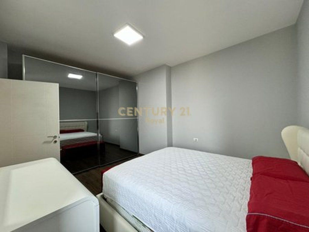 Jepet me qera apartament 2+1 ne kinostudio ne nje kompleks te ri 700 € /Muaj Sip. Totale  100m2
