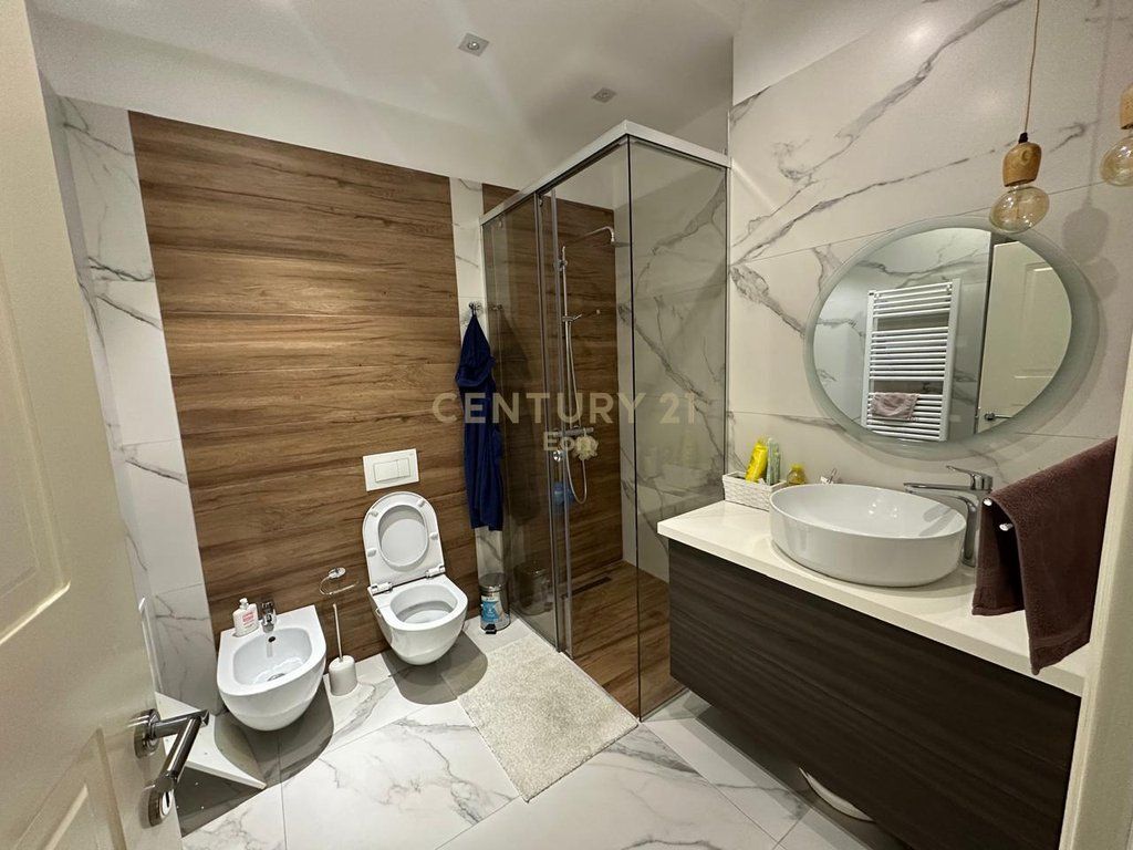 JAPIM ME QIRA APARTAMENT 2+1+2 NE QENDER TE DURRESIT PRANE PORTIT!