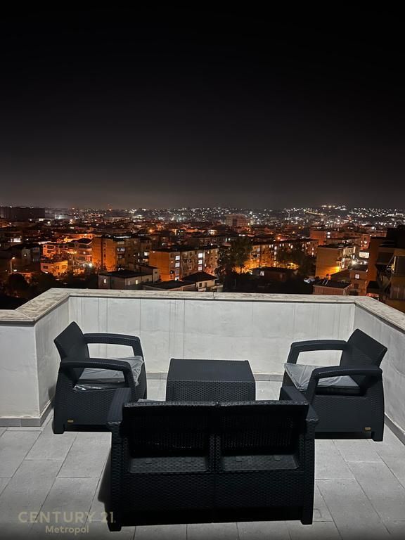 JEPET APARTAMENT 2+1 ME VERANDE ME QIRA TEK RRUGA E DIBRES