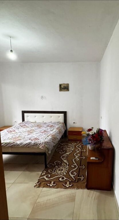 APPARTAMENTO 1+1. 22000 LEKE. DIETRO IL COMPLESSO MALAZIAN