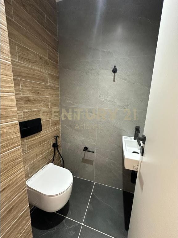 Apartament 2+1+2 për Shitje në Plazh, Durres ME PAMJE NGA DETI