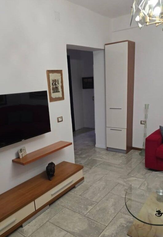 Jepet me Qira Apartament 2+1 – Përballë Medresesë !